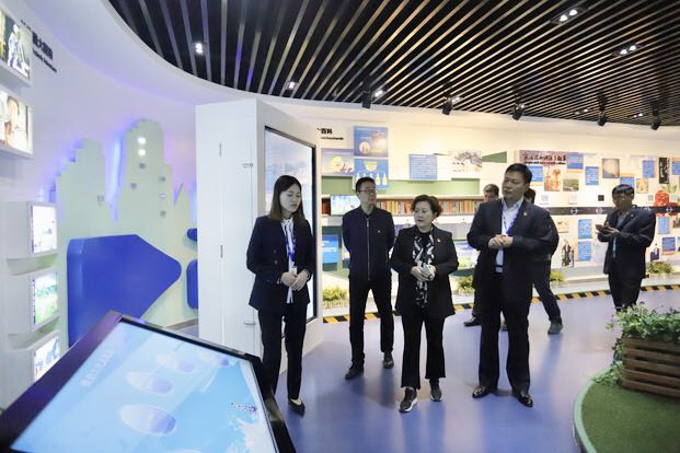 鄭州二七區(qū)委組織部常務(wù)副部長王波一行 蒞臨我公司考察指導黨建工作