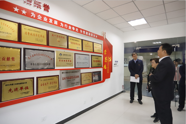 鄭州二七區(qū)委組織部常務(wù)副部長王波一行 蒞臨我公司考察指導黨建工作