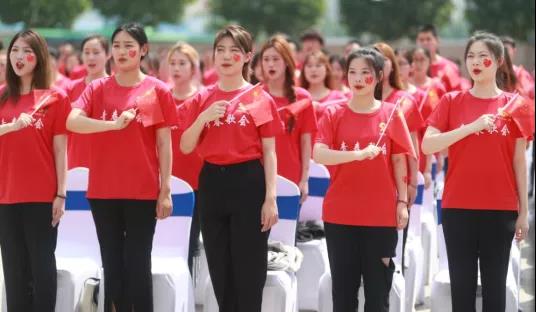 做白色的牛奶，創(chuàng)紅色的企業(yè)，花花牛乳業(yè)集團青春歌會慶祝建黨100周年