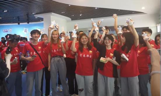 做白色的牛奶，創(chuàng)紅色的企業(yè)，花花牛乳業(yè)集團青春歌會慶祝建黨100周年