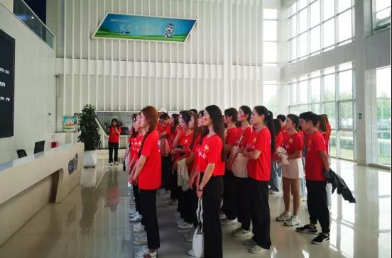 做白色的牛奶，創(chuàng)紅色的企業(yè)，花花牛乳業(yè)集團青春歌會慶祝建黨100周年