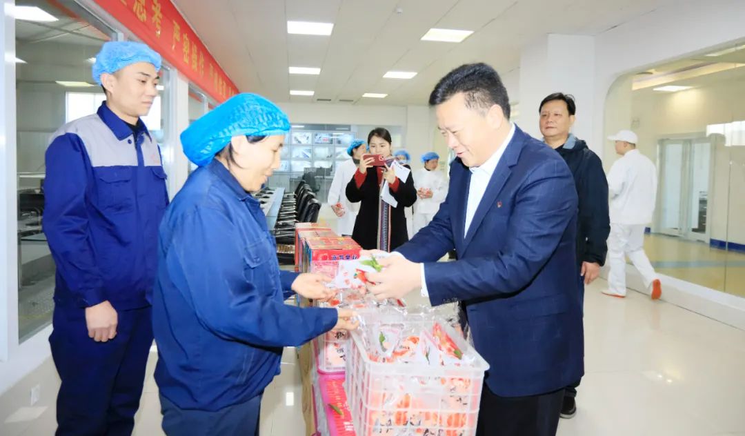 新春慰問(wèn)送關(guān)懷——集團(tuán)黨委書(shū)記、董事長(zhǎng)慰問(wèn)春節(jié)期間堅(jiān)守崗位的一線職工