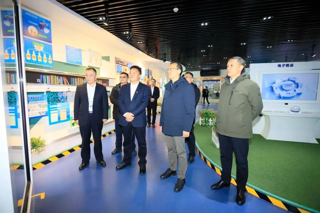 省政府國資委黨委書記、主任李濤一行到花花牛乳業(yè)集團調(diào)研