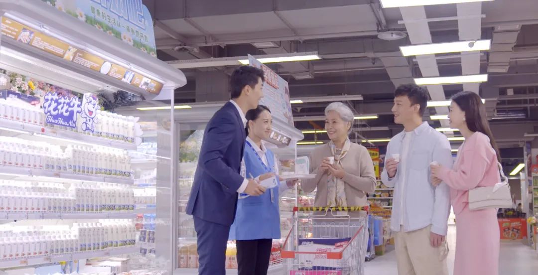 點贊！河南日報要聞02版——報道花花牛乳業(yè)集團鄭州分公司乳制品生產(chǎn)場景，彰顯花花牛乳業(yè)集團發(fā)展新活力