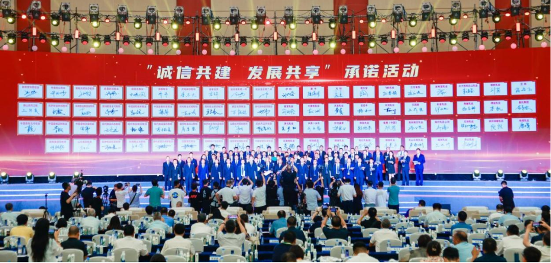 啟航新征程 點(diǎn)亮新賽道丨花花牛乳業(yè)集團(tuán)參加第十四屆中國(guó)奶業(yè)大會(huì)暨D20峰會(huì)，榮獲“中國(guó)乳制品生產(chǎn)企業(yè)現(xiàn)代化等級(jí)5A級(jí)”評(píng)定殊榮