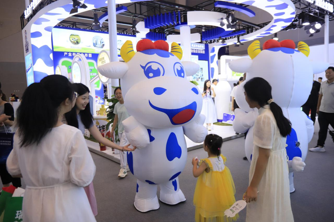 啟航新征程 點(diǎn)亮新賽道丨花花牛乳業(yè)集團(tuán)參加第十四屆中國(guó)奶業(yè)大會(huì)暨D20峰會(huì)，榮獲“中國(guó)乳制品生產(chǎn)企業(yè)現(xiàn)代化等級(jí)5A級(jí)”評(píng)定殊榮