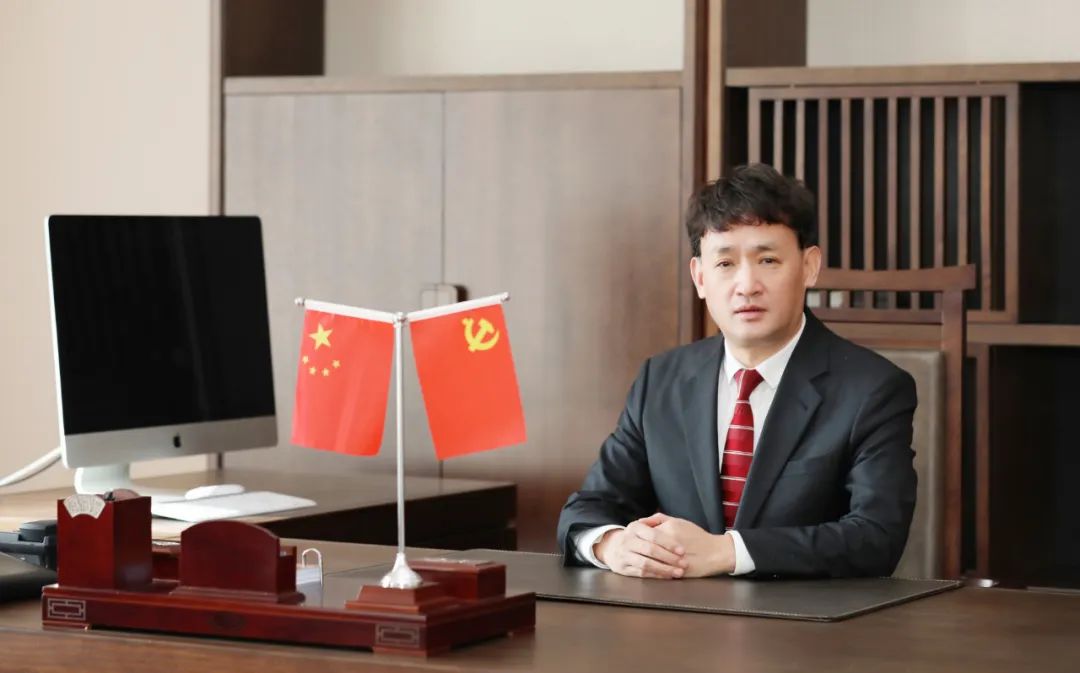 雙雙獲獎(jiǎng) 喜事連連｜ 花花牛乳業(yè)集團(tuán)榮獲“河南省知名品牌”獎(jiǎng)，董事長(zhǎng)關(guān)曉彥榮膺“2022年度品牌人物”