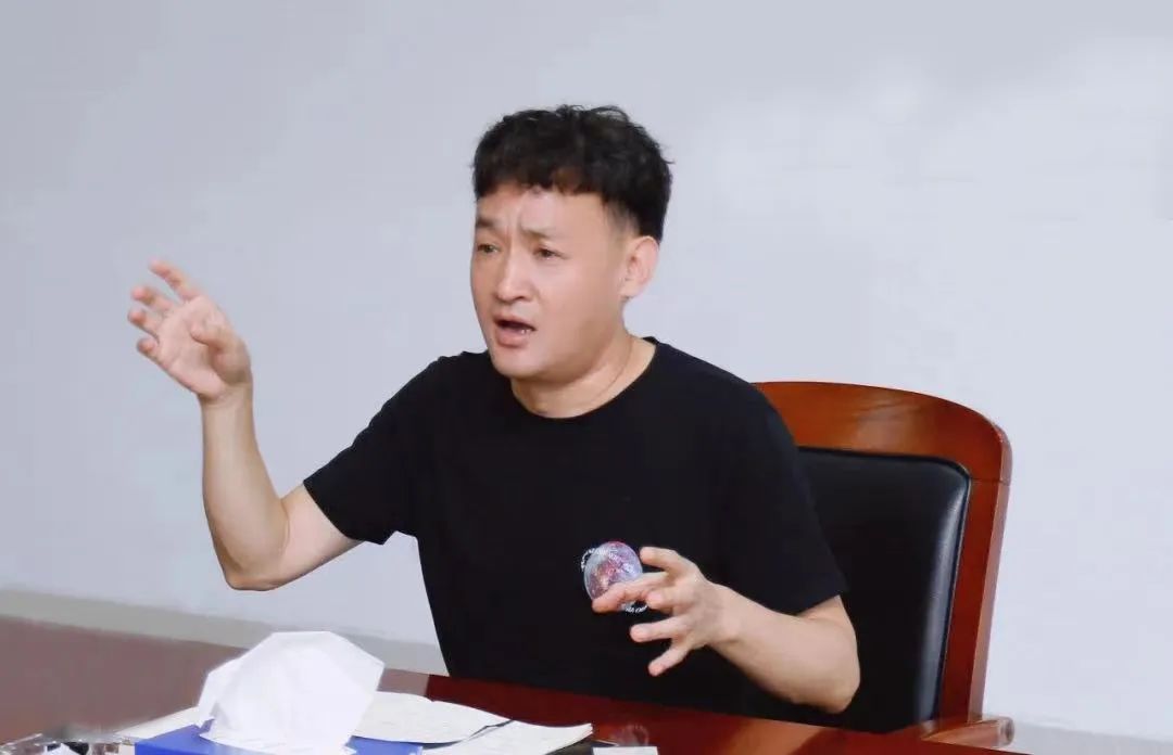 勇?lián)姑な卣齽?chuàng)新｜花花牛乳業(yè)集團召開營銷、養(yǎng)殖及飼料月度經(jīng)營工作會議