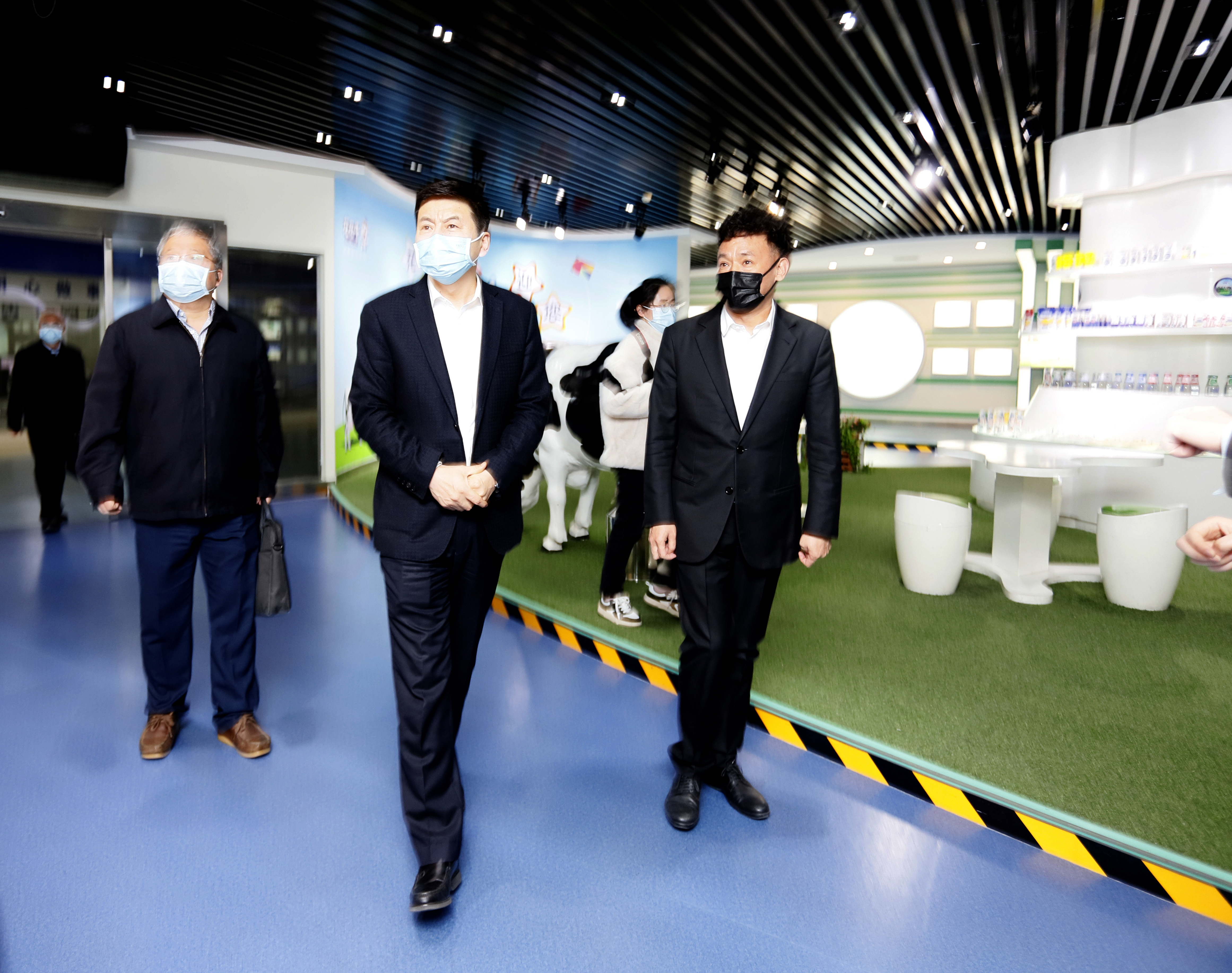 河南省委常委、副省長(zhǎng)費(fèi)東斌蒞臨 花花牛乳業(yè)集團(tuán)調(diào)研