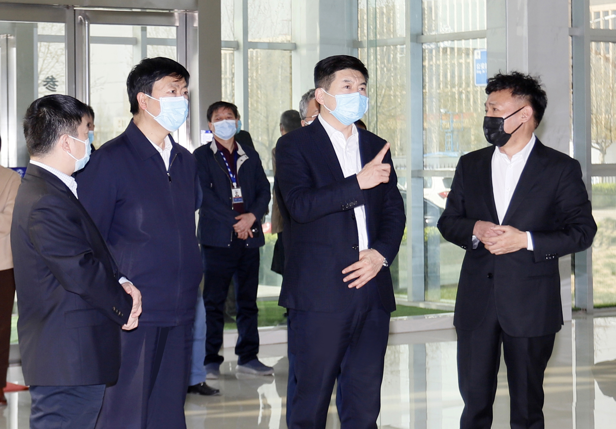 河南省委常委、副省長(zhǎng)費(fèi)東斌蒞臨 花花牛乳業(yè)集團(tuán)調(diào)研