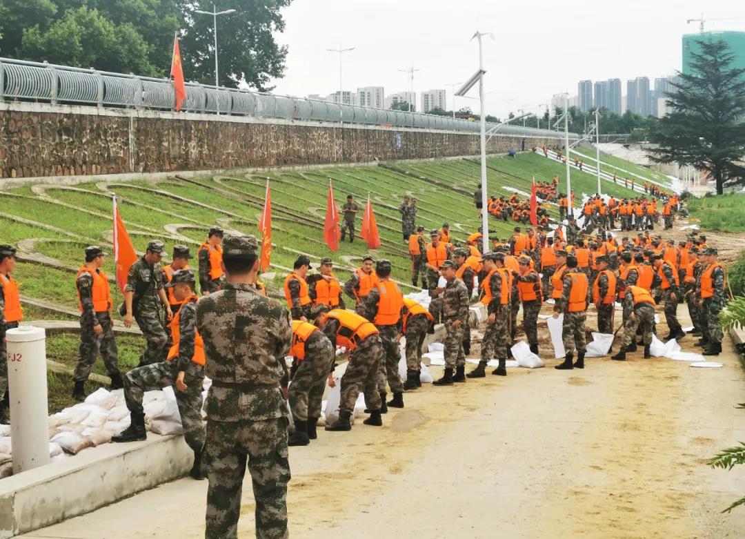 大雨無情人有情！花花牛乳業(yè)慰問常莊水庫抗洪搶險官兵