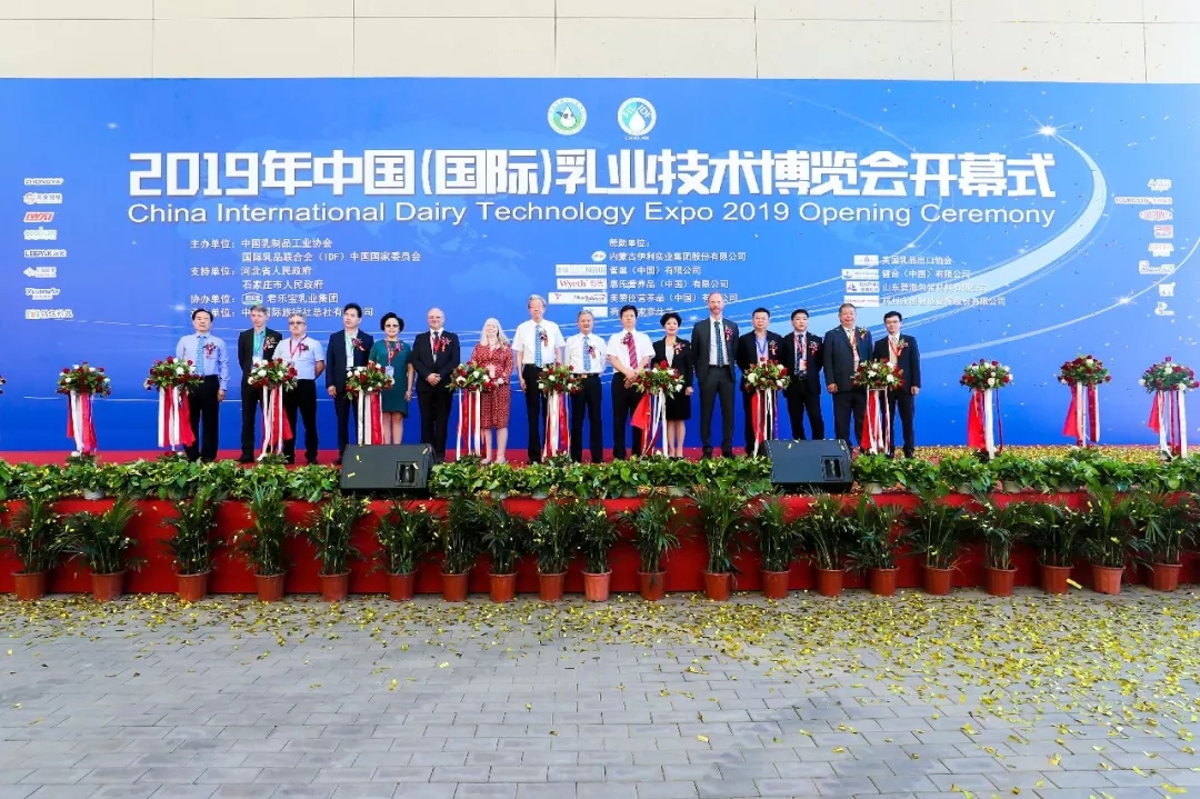 中國乳制品工業(yè)協(xié)會第二十五次年會召開！花花?？偛枚T峰獲“振興乳業(yè)領(lǐng)軍人”榮譽稱號