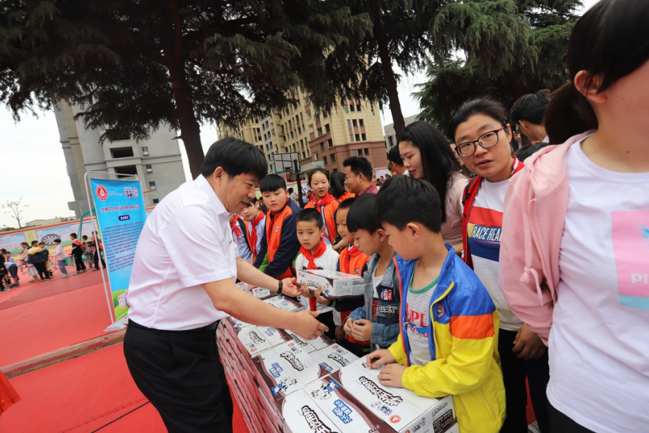 花花牛|六一關(guān)愛兒童，讓愛灑滿人間