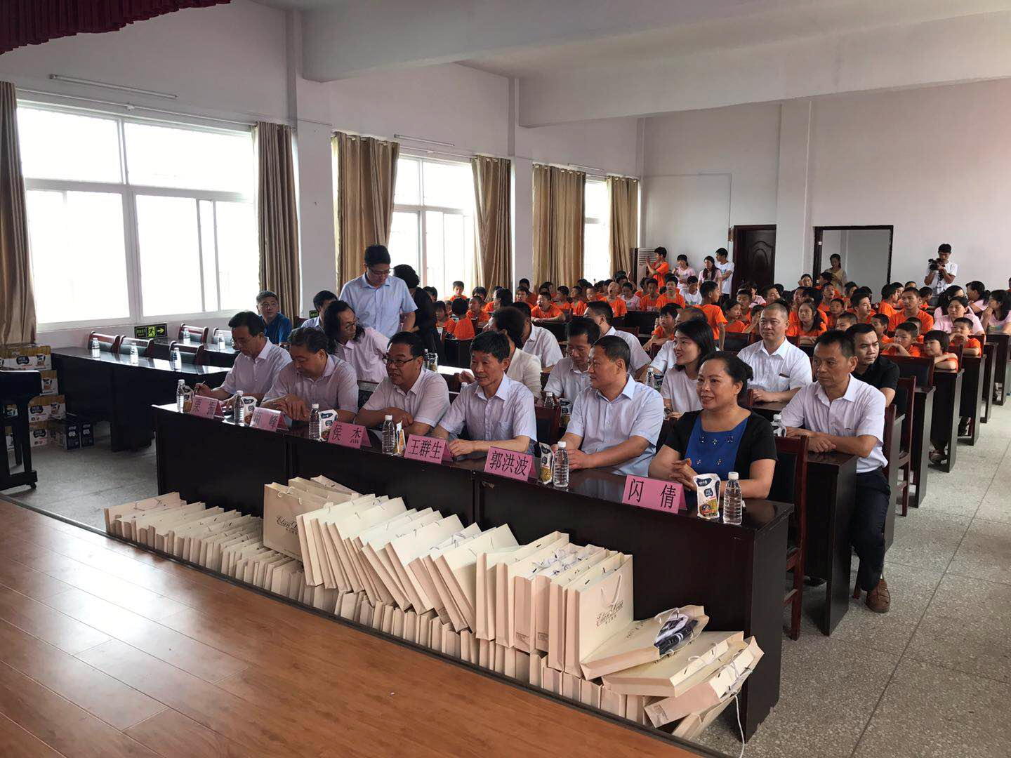 “關(guān)愛特殊兒童，讓愛灑滿人間—花花牛乳業(yè)集團(tuán)2018中國小康牛奶行動(dòng)” 公益助學(xué)泌陽捐贈(zèng)儀式