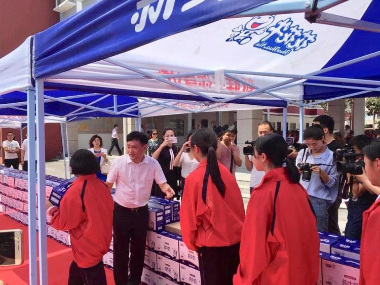 “健康中原，牛奶伴您行——花花牛乳業(yè)集團2018中國小康牛奶行動” 公益助學啟動儀式隆重舉行