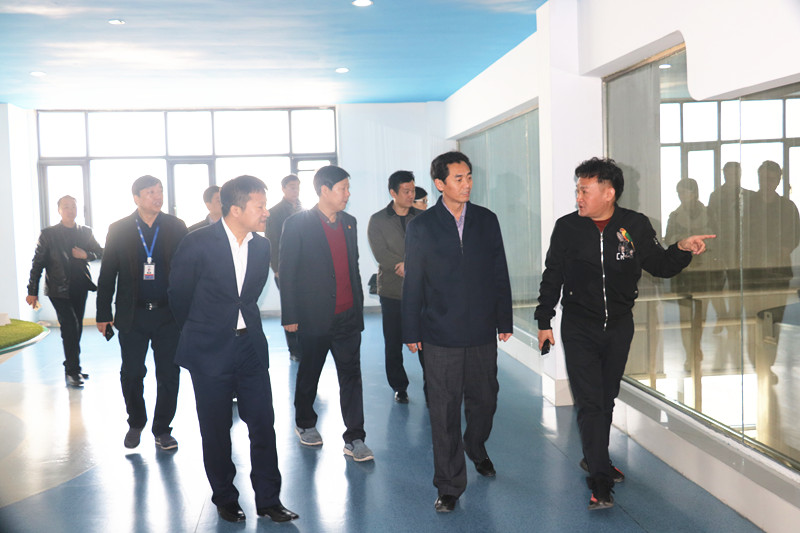 封丘縣縣長(zhǎng)王獻(xiàn)臣一行蒞臨 花花牛集團(tuán)養(yǎng)殖、乳品事業(yè)部參觀調(diào)研