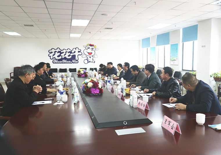 封丘縣縣長(zhǎng)王獻(xiàn)臣一行蒞臨 花花牛集團(tuán)養(yǎng)殖、乳品事業(yè)部參觀調(diào)研