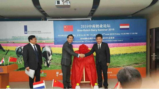 花花牛牛氣沖天！農(nóng)業(yè)部長品嘗“領(lǐng)暢”點(diǎn)贊，又獲國際奶業(yè)平臺(tái)青睞