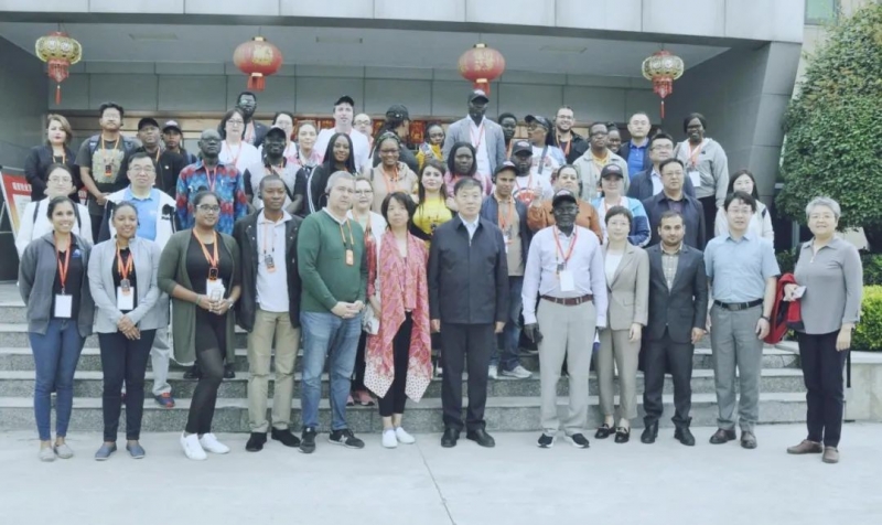北京大學南南合作與發(fā)展學院教授、全球伙伴關系主任周詠梅一行蒞臨花花牛平輿瑞亞牧業(yè)參觀調(diào)研