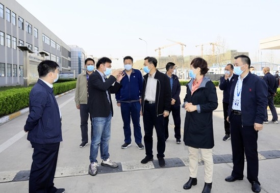 鄭州市人大副主任孫黎、市政府副市長(zhǎng)李喜安一行 蒞臨花花牛開展“三送一強(qiáng)”活動(dòng)