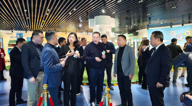 河南省委外事辦副主任李冰陪同哈薩克斯坦共和國阿拉木圖州州長一行到訪河南花花牛乳業(yè)集團(tuán)股份有限公司