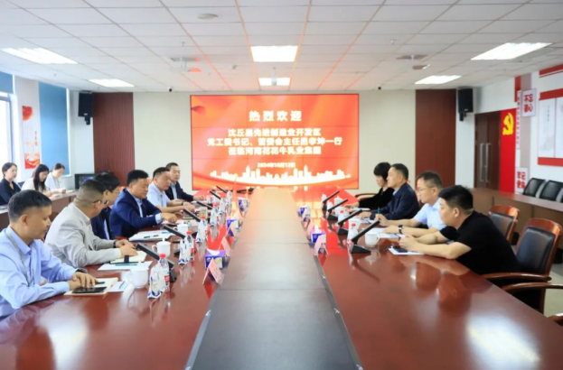 沈丘縣先進(jìn)制造業(yè)開發(fā)區(qū)黨工委書記呂孝坤、金絲猴食品有限公司董事長李旸等一行到訪河南花花牛乳業(yè)集團(tuán)