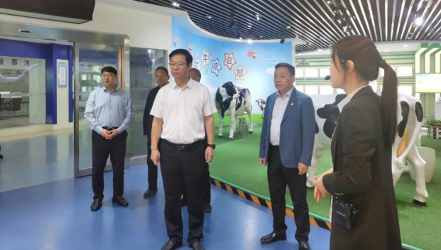 鄭州市人民檢察院黨組書記、代檢察長張道偉一行蒞臨河南花花牛乳業(yè)集團(tuán)參觀調(diào)研