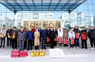 新春佳節(jié)暖人心 堅(jiān)守一線顯擔(dān)當(dāng) ——河南農(nóng)業(yè)投資集團(tuán)黨委委員、副總經(jīng)理兼花花牛乳業(yè)集團(tuán)黨委書記、董事長(zhǎng)張峰慰問(wèn)花花牛乳業(yè)在崗員工